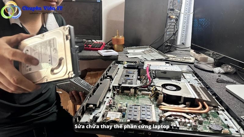 Kỹ thuật viên sửa laptop Huyện Nhà Bè đang sửa chữa thay thế phần cứng laptop