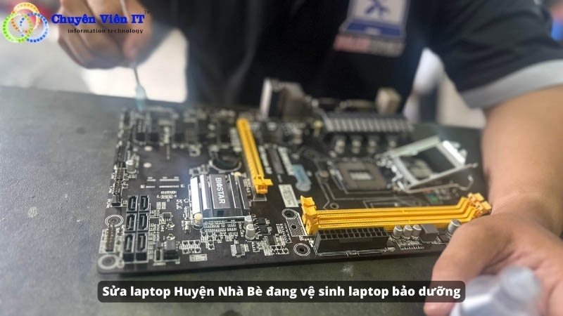 Sửa laptop Huyện Nhà Bè đang vệ sinh laptop bảo dưỡng