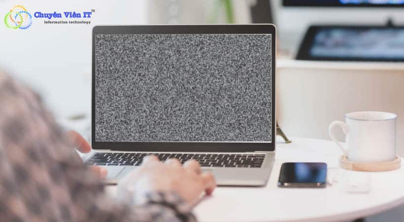 Màn hình bị nhiễu làm giảm chất lượng hình ảnh.