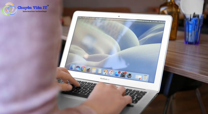 Màn hình Macbook bị hở sáng do va đập manh.