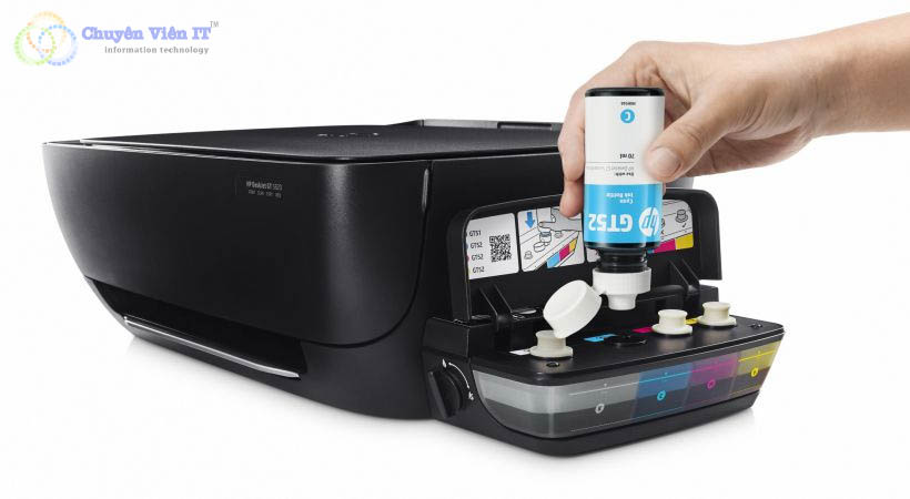 Nạp mực máy in.