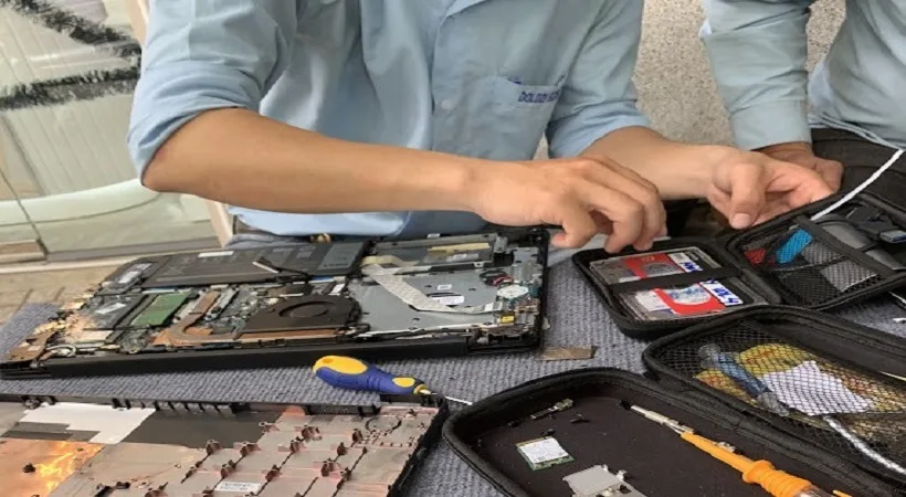 Kỹ thuật đnag tiến hành mở laptop ra kiểm tra tại nhà khách