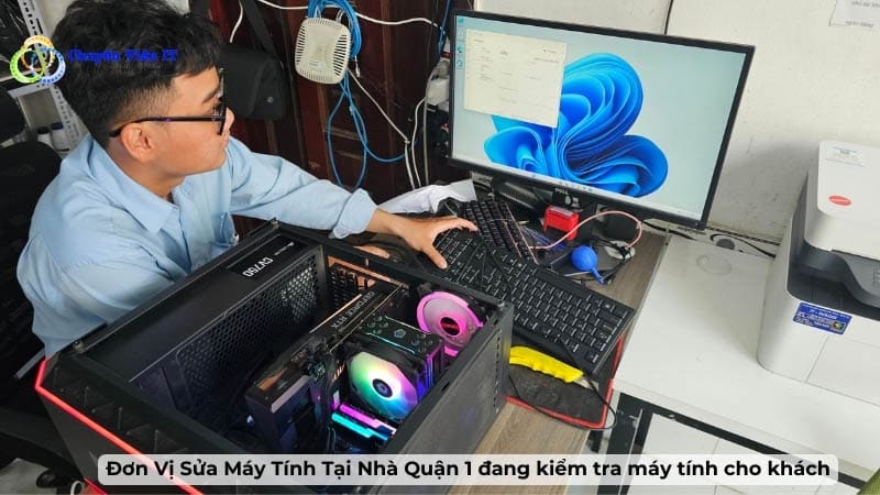 Đơn Vị Sửa Máy Tính Tại Nhà Quận 1 đang kiểm tra máy tính cho khách