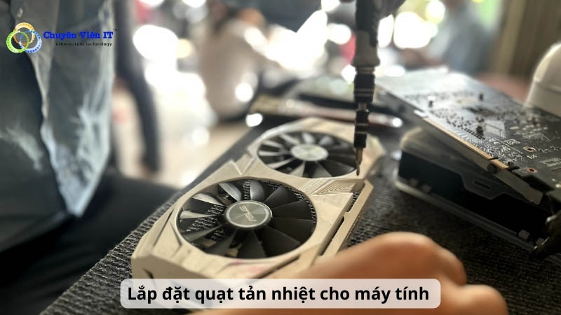 Kỹ thuật viên sửa máy tính quận 2 đang Lắp đặt quạt tản nhiệt cho máy tính.
